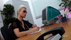 Reproducir Tres milfs cachondos se vuelven locos para la anal y la doble penetración con grandes pollas