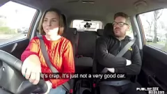 Abspielen Vollbusige Brünette wird in der Öffentlichkeit ungezogen: Auto Pov Muschi Ficken