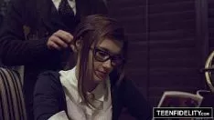 Abspielen Schulmädchen mit Brille von begnadeter Lehrerin brutal penetriert