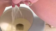 Redare Sexy Milf Pisss and Farts pe compilarea toaletei