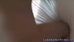 تشغيل امرأة سمراء مفلس جيس يعطي اللسان الشديد و handjob إلى قطعة كبيرة البريطانية لوك هاردي في هذا المتشددين HD الإباحية