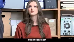 Oynat Kaba Polis Memuru Hırsız Genç'i Yakalıyor ve Büyük Yarağı ile Köpek Stilinde Onu Sert Sikiyor