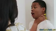 Oynat Tombul abanoz bebek, büyük göğüsleri ve büyük bir ganimet ile vahşi bir üçlü gruptaki küçük adamlar tarafından spitroasted alır