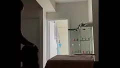 Afspelen De schoonheid uit Toronto houdt ervan als ik haar poesje op het aanrecht neuk met mijn grote lul