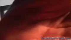 تشغيل امرأة سمراء بريطانية تحصل على عمل شرجي خشن من نجمة إباحية كبيرة مع قضيب ضخم في مشهد فاضح مشبع بالبخار