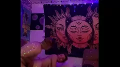 Odtwórz Poznaj tę gorącą białą dziewczynę z małymi cyckami, która właśnie mnie poznała i nie mogła się doczekać, żeby ujeżdżać mojego kutasa w pozycji na pieska