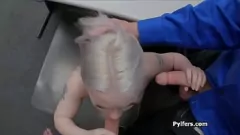 Afspelen Ondeugende blonde tieneramateur wordt gevingerd en gekneveld in een wild kantoortrio tag-team met twee harde bewakers