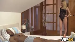 Jouer Une ado blonde sensuelle laisse une énorme bite noire la chevaucher en levrette sur VIP4K