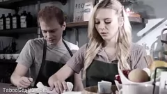 Jouer Una giovane coppia sexy si gode il sesso proibito al lavoro, una giovane bionda succhia il cazzo e viene scopata duramente